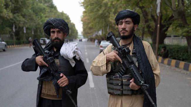 Talibanes patrullan las calles de Kabul.
