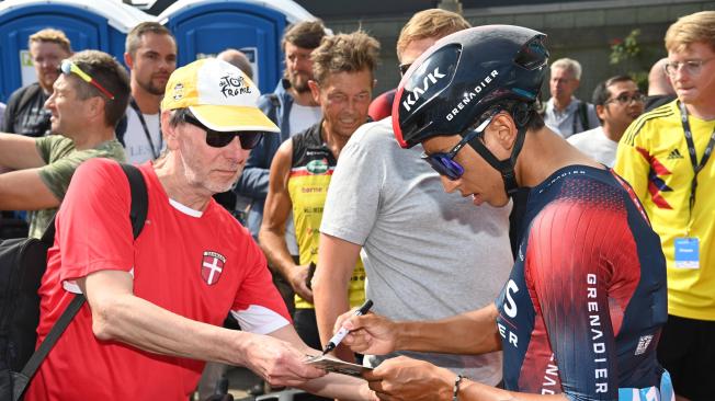 Egan Bernal y los aficionados en la Vuelta a Dinamarca.