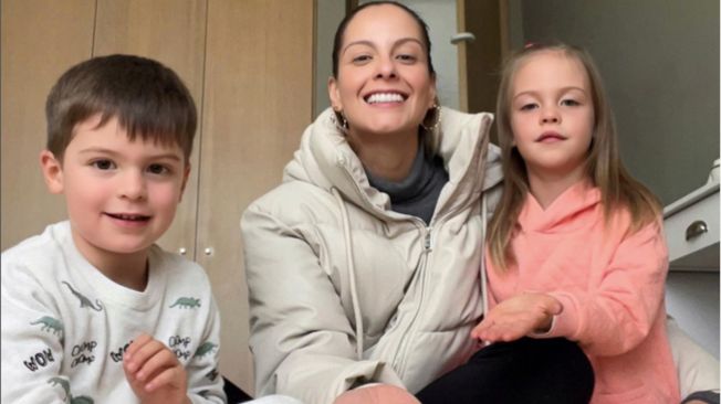 Hace unas semanas, Laura Acuña y sus hijos Nicolás y Helena sufrieron una enfermedad respiratoria.