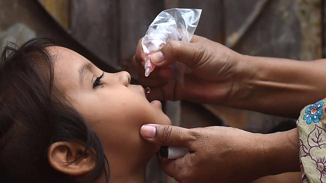 Niños siendo vacunados contra el virus de la polio en Paquistán.