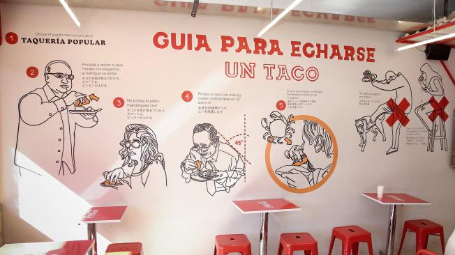 La Taquería Popular tiene en su decoración las instrucciones para "echarse un taco".
