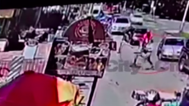 Este es el video de la cámara de seguridad donde se ve a la mujer descender de la camioneta y entrar a la droguería.