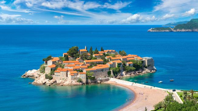 Sveti Stefan se ubica en la Riviera de Budva, en Montenegro.