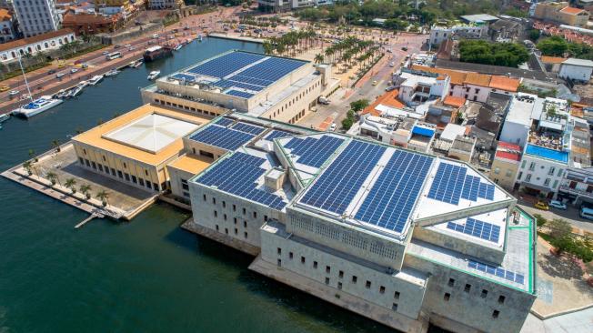 El Centro de Convenciones de Cartagena es el primero en América Latina con energíasolar instalada por Celsia. 1.500 paneles solares suplen el 18% de la energía del recinto ferial.