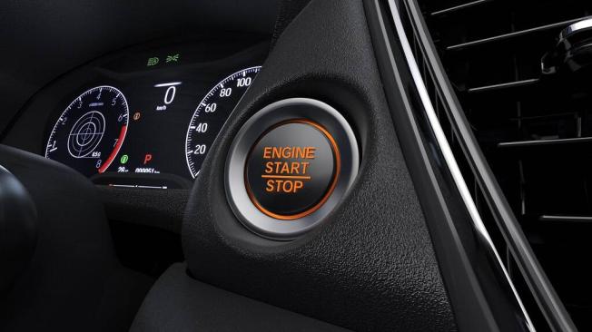 Una tercera novedad en el auto es Start/Stop, con el que el sistema reconoce cuando el conductor lleva el control de mando permitiéndole encender el automóvil tan sólo oprimiendo un botón.