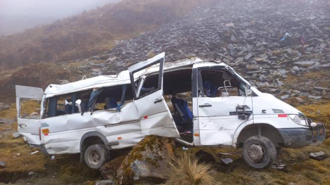 El minibús en el que viajaban los turistas cayó a un abismo en una ruta de Cusco.