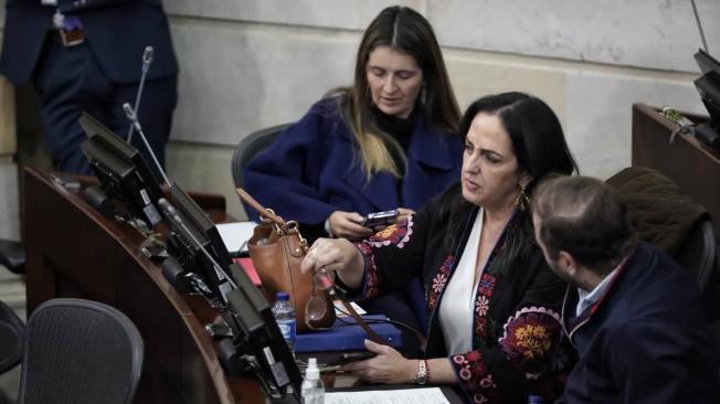 Las senadoras Paloma Valencia y María Fernanda Cabal en la sesión en la que se presentó el informe de la Comisión de la Verdad.