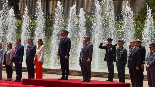 Pero Sánchez fue recibido con honores en Colombia.