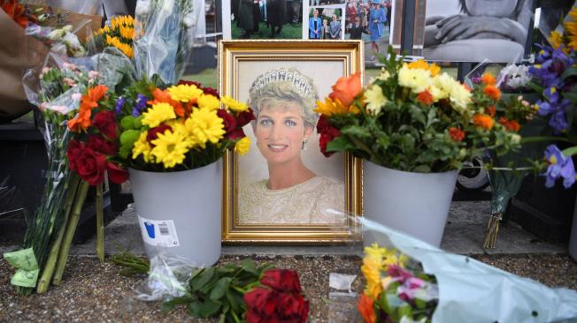 Homenajes a la difunta princesa Diana afuera del Palacio de Kensington.