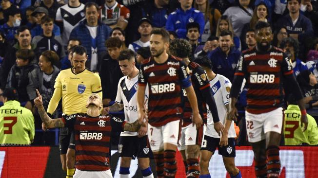 Flamengo aplastó a Vélez Sársfield en la ida de la semifinal de la Copa Libertadores.