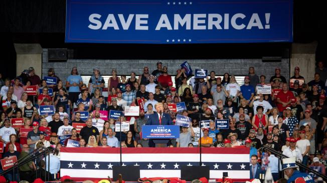 El expresidente Donald J. Trump habla en el Mohegan Sun Arena de Wilkes-Barre, Pensilvania.