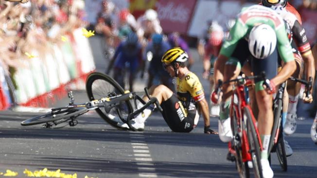 La caída que le costó a Primoz Roglic abandonar la Vuelta a España.