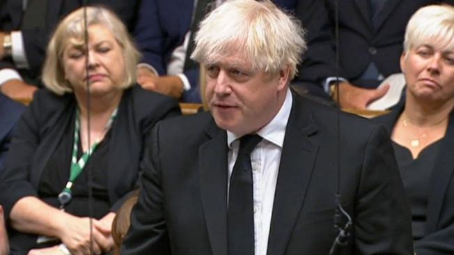 El ex primer ministro Boris Johnson habló sobre la reina en el parlamento.