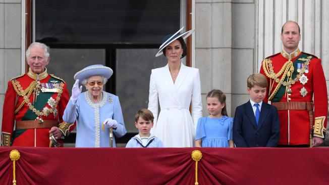 William, Kate y sus hijos, junto a la reina Isabel II y el ahora rey Carlos III en los actos por el jubileo de la reina en julio.