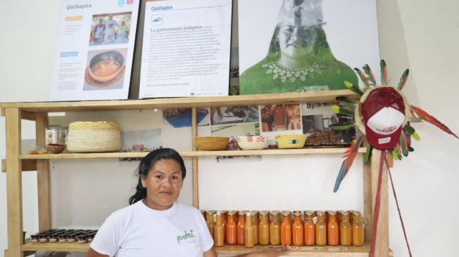 Nancy Pado, de 23 años, produce salsas de lulo amazónico, ají o chontaduro, junto a otras jóvenes de su comunidad.