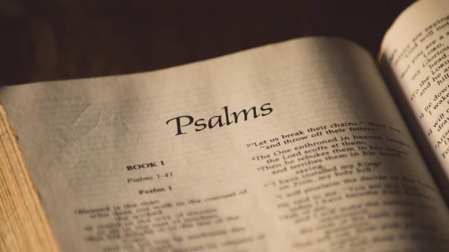 En este salmo Dios es una figura de protección incondicional para los feligreses.