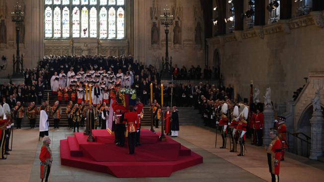 Los portadores del féretro de The Queen's Company, 1.er Batallón de Granaderos de la Guardia, llevan el ataúd de la Reina Isabel II al Salón Westminster en el Palacio de Westminster.