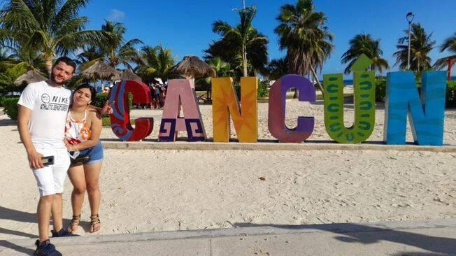 Juan y Vanesa en Cancún, antes de cruzar a EE. UU.