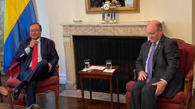 El presidente Gustavo Petro con el senador Christopher Andrew Coons