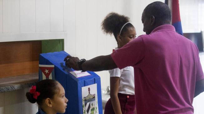 Un hombre ejerce su derecho al voto durante la jornada de votaciones, en el marco del referendo sobre el nuevo código de familia, en La Habana.