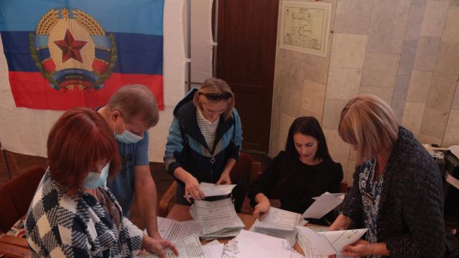 Conteo de votos del referendo de anexión en Ucrania.