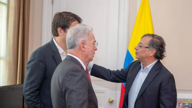 En el encuentro estuvo presente también el senador Miguel Uribe.