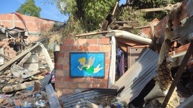 En la comunidad hay asombro porque de una de las casas que quedó totalmente destruída solo está en pie un muro con un cuadro de el hada 'Campanita'.
