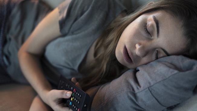 Dormir con la televisión encendida perjudica el sueño.