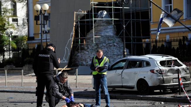 Autoridades inspeccionan un cuerpo en las calles de Kiev, en Ucrania.