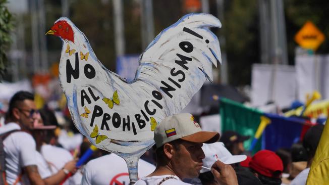 Cientos de personas protestan hoy 10 de octubre del 2022 en contra de la prohibición de peleas de gallos en el país. Medida que esta siendo impulsada en el congreso. FOTO MAURICIO MORENO EL TIEMPO CEET
