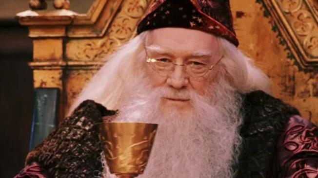 Richard Harris en el papel de Dumbledore en Harry Potter y la piedra filosofal.