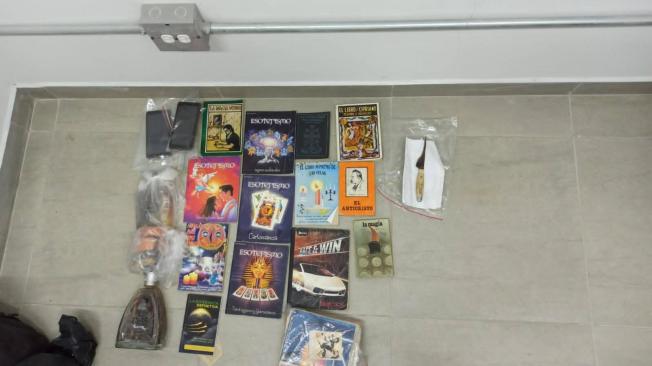 Algunos de los libros hallados por las autoridades en los allanamientos.