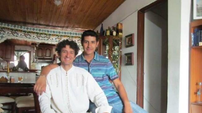 Andrés Felipe (der.) y Juan Carlos Ballesteros (izq.) cuando vivían juntos en su casa de Anserma, Caldas.