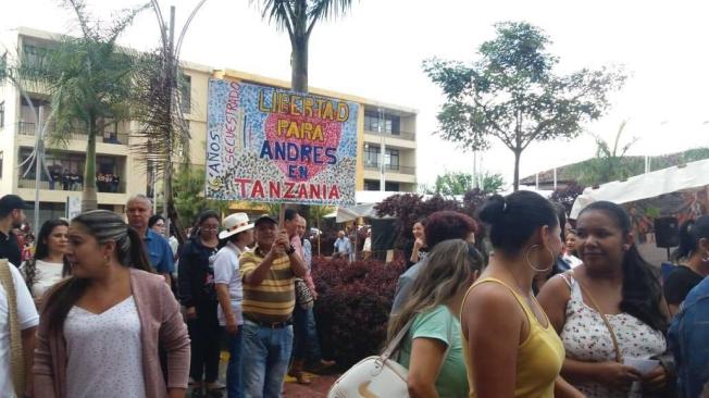 En Colombia se registraron algunas protestas pidiendo que el gobierno ayudara en la liberación de Andrés Felipe Ballesteros.