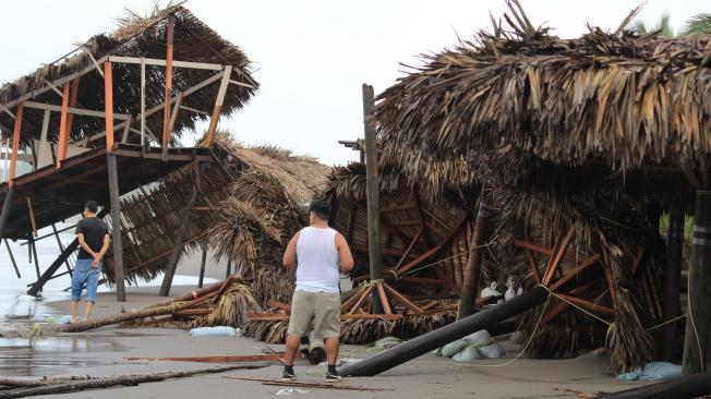 Destrucción tras el paso del huracán Roslyn en la Playa de San Blas, México.