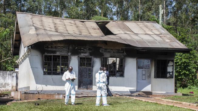 Restos de la escuela atacada por el fuego en Uganda