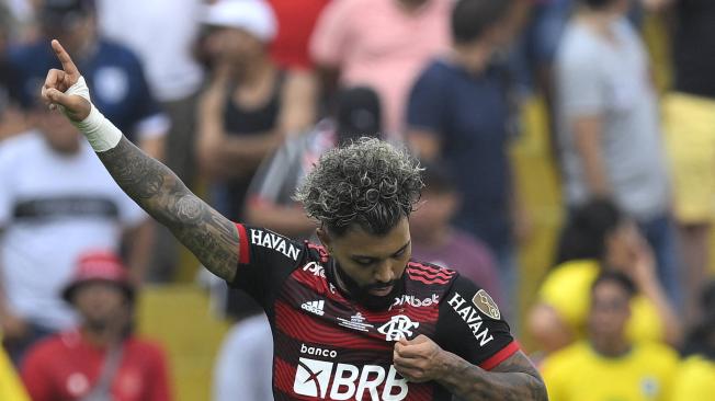 Gabigol celebra el gol del título de Flamengo.