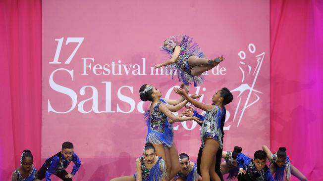 Finalizó la versión 17 del Festival Mundial de Salsa, con 22 países, en el Coliseo El Pueblo de Cali, donde más de cuatro mil artistas buscaron los máximos galardones en 34 modalidades en las categorías juveniles, amateur y profesionales. El maquillaje, los vestuarios, el ritmo, la coordinación y las acrobacias, hicieron de este, un evento atractivo para los miles de asistentes.