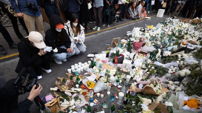 Ofrendas florales a las víctimas de la tragedia en Seúl.