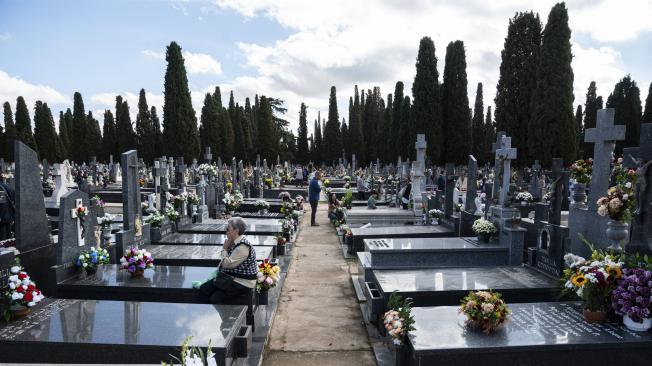 Hoy los católicos visitan las tumbas de sus seres queridos en los cementerios del mundo católico. en la foto el Viejo de Alcalá de Henares.