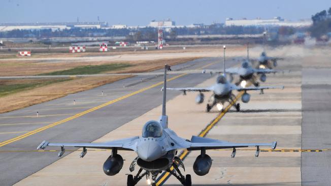 Aviones de combate KF-16 de la Fuerza Aérea de Corea del Sur durante un simulacro aéreo conjunto entre EE. UU. y Corea del Sur.