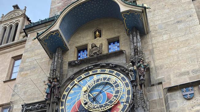 Así es el reloj más viejo funcional del mundo, en Praga.