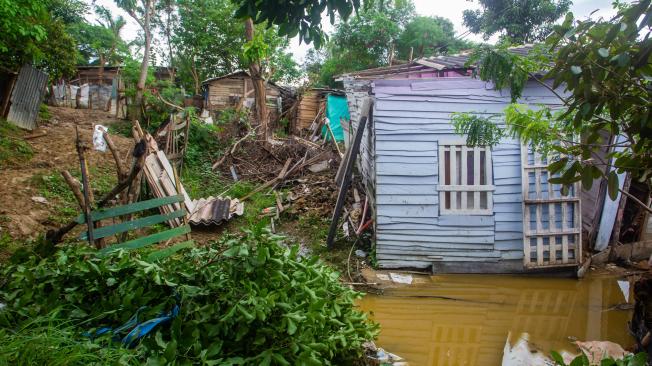Barranquilla, Colombia, 8 de Noviembre de 2022. Habitantes del barrio Nueva Colombia, suroccidente de Barranquilla, resultaron damnificados por deslizamientos de tierra en el sector produto de las lluvias del fin de semana que ocasionaron la caída de 500 casas en el sector. Foto Vanexa Romero/ETCE