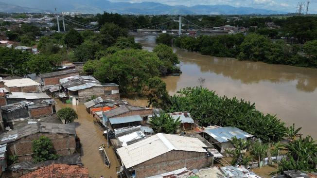 Se reportan inundaciones por desbordamiento del río Cauca.