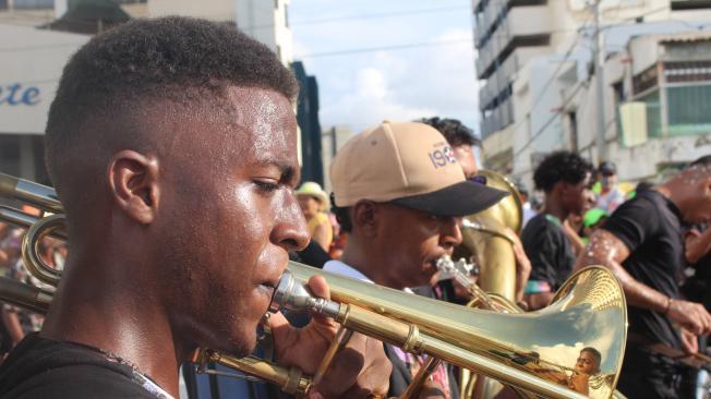 La música, el color y la danza se tomaron la Avenida Santander.