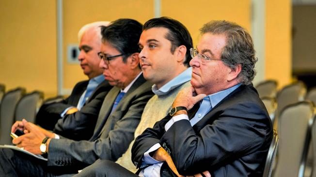 Jaime y Gabriel Gilinski (padre e hijo) durante la asamblea de accionistas de Grupo Sura, celebrada en marzo pasado.