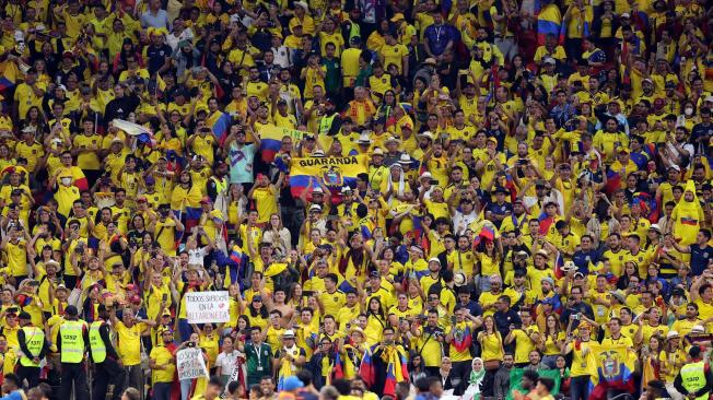 Aficionados de Ecuador celebran la victoria ante Qatar tras el partido inaugural del Mundial de Qatar 2022 celebrado este domingo en el estadio Al Bayt de Khor (Catar).