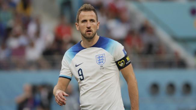 El futbolista de la selección de Inglaterra Harry Kane se le midió a entrar al partido contra Irán portando un brazalete en contra de la discriminación.