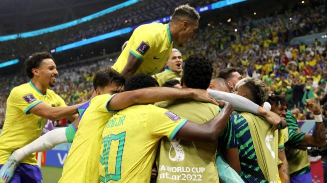 La selección de Brasil celebra los goles de Richarlison
