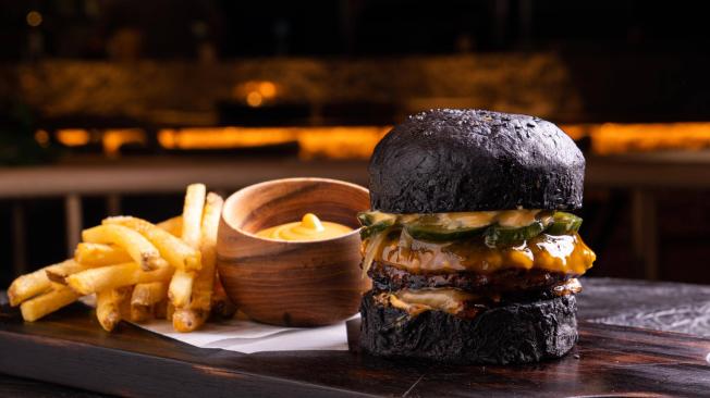 La Black Burger: una hamburguesa de Angus en pan negro.